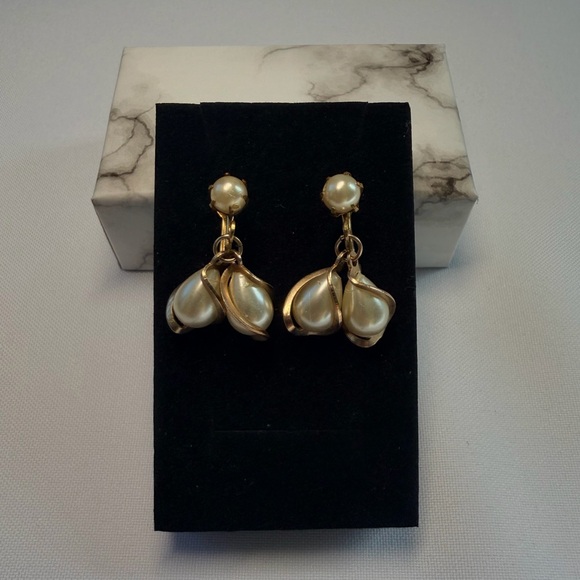 Vintage Jewelry - Vintage faux pearl drop earrings gold tone earrings screwback